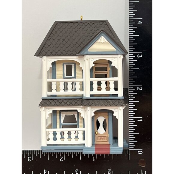1993 HALLMARK KEEPSAKE ORNAMENT QX417-5 COZY HOME NOSTALGIC HOUSES AND SHOPS - Picture 4 of 8